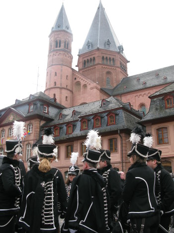 Mainz Carnival Sunday Garde in front of Dom