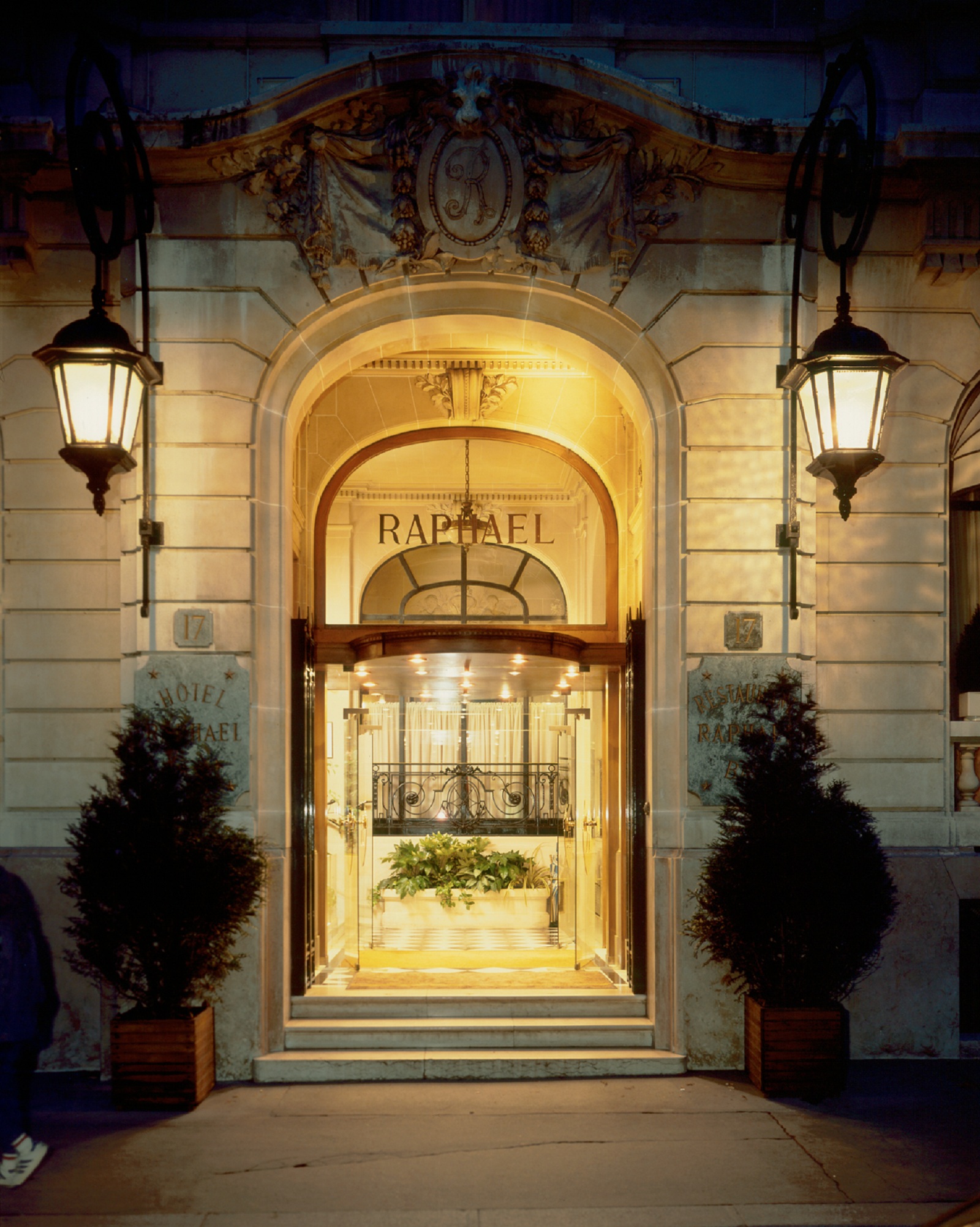 The entrance to Hotel Raphael Paris