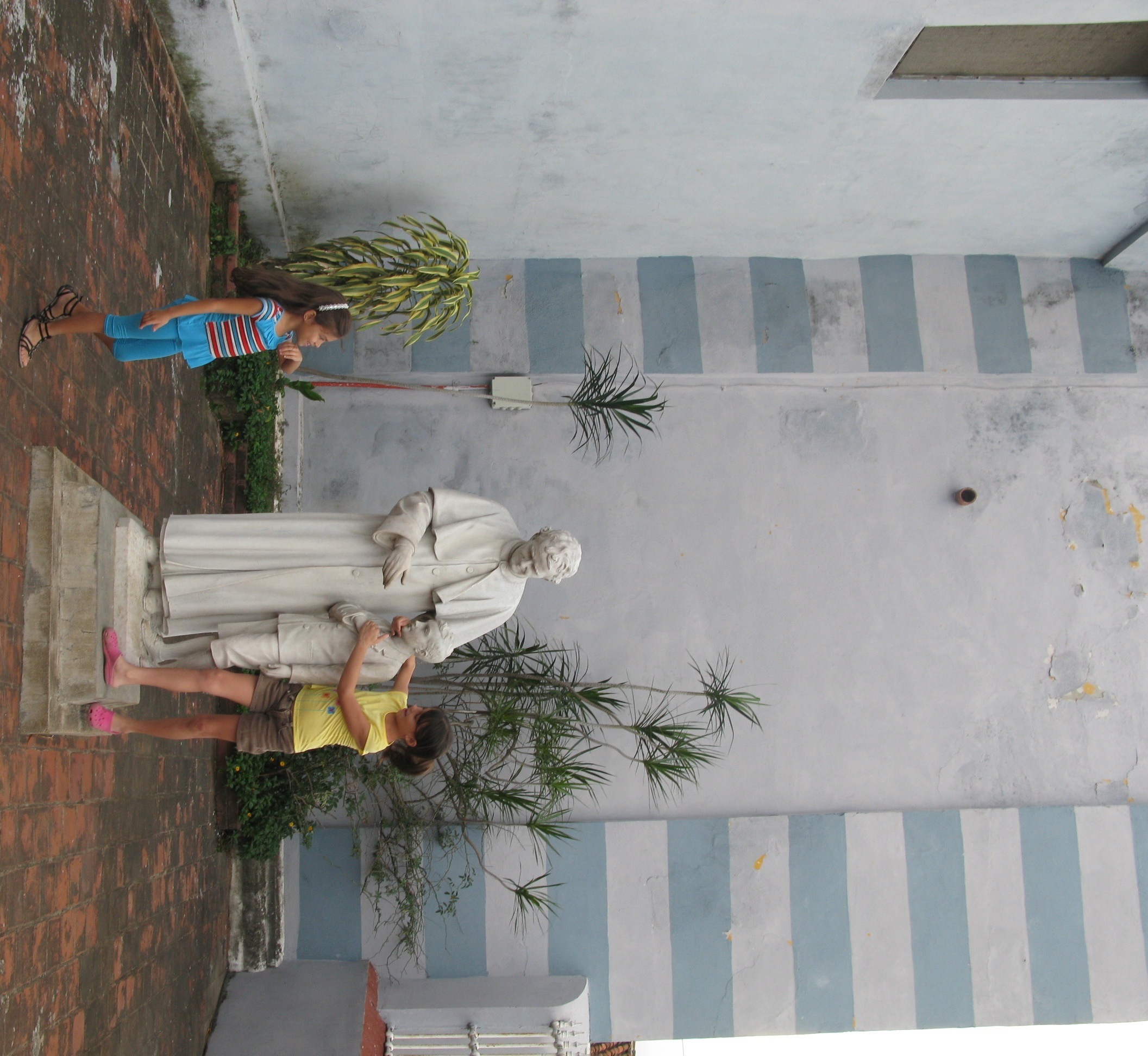 Jesuit-Priest-and-child-Sancti-Spritus-Cuba